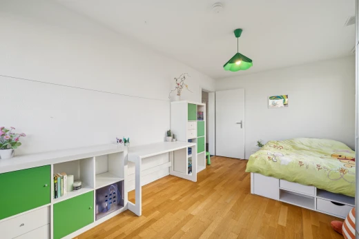 zimmer / schlafzimmer mit pendelleuchte, drywall, gipskartonwand, wood finish floor, und holzfußboden