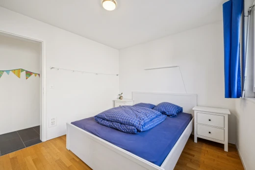 zimmer / schlafzimmer mit gipskartonwand, drywall, holzfußboden, wood finish floor, und inside property