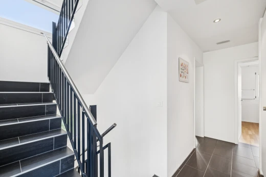 treppe mit drywall, gipskartonwand, einbauleuchten, inside property, und dark floor