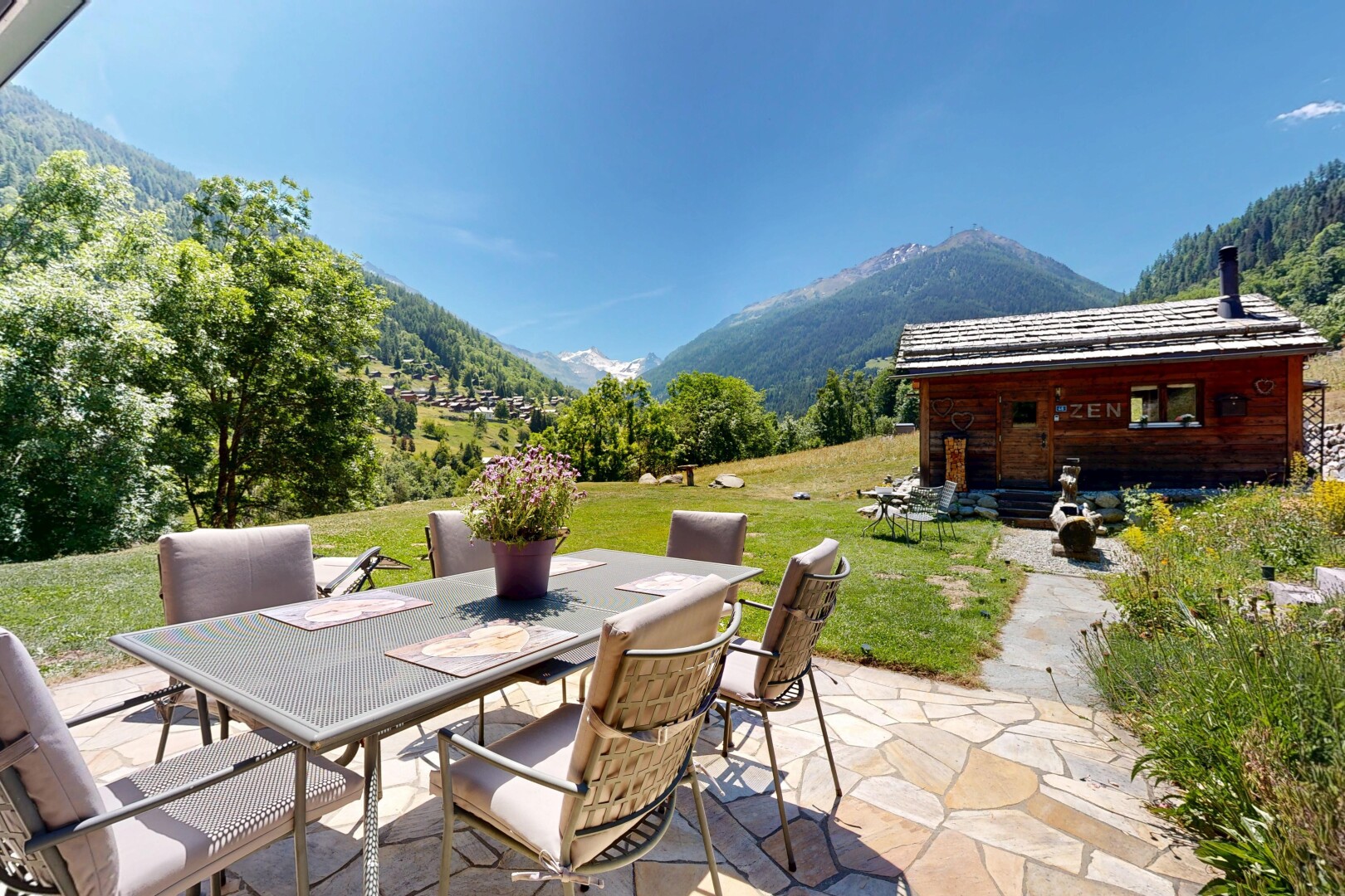 terrasse avec from property, coin repas extérieur, vue sur la montagne, mountain view, et terrasse