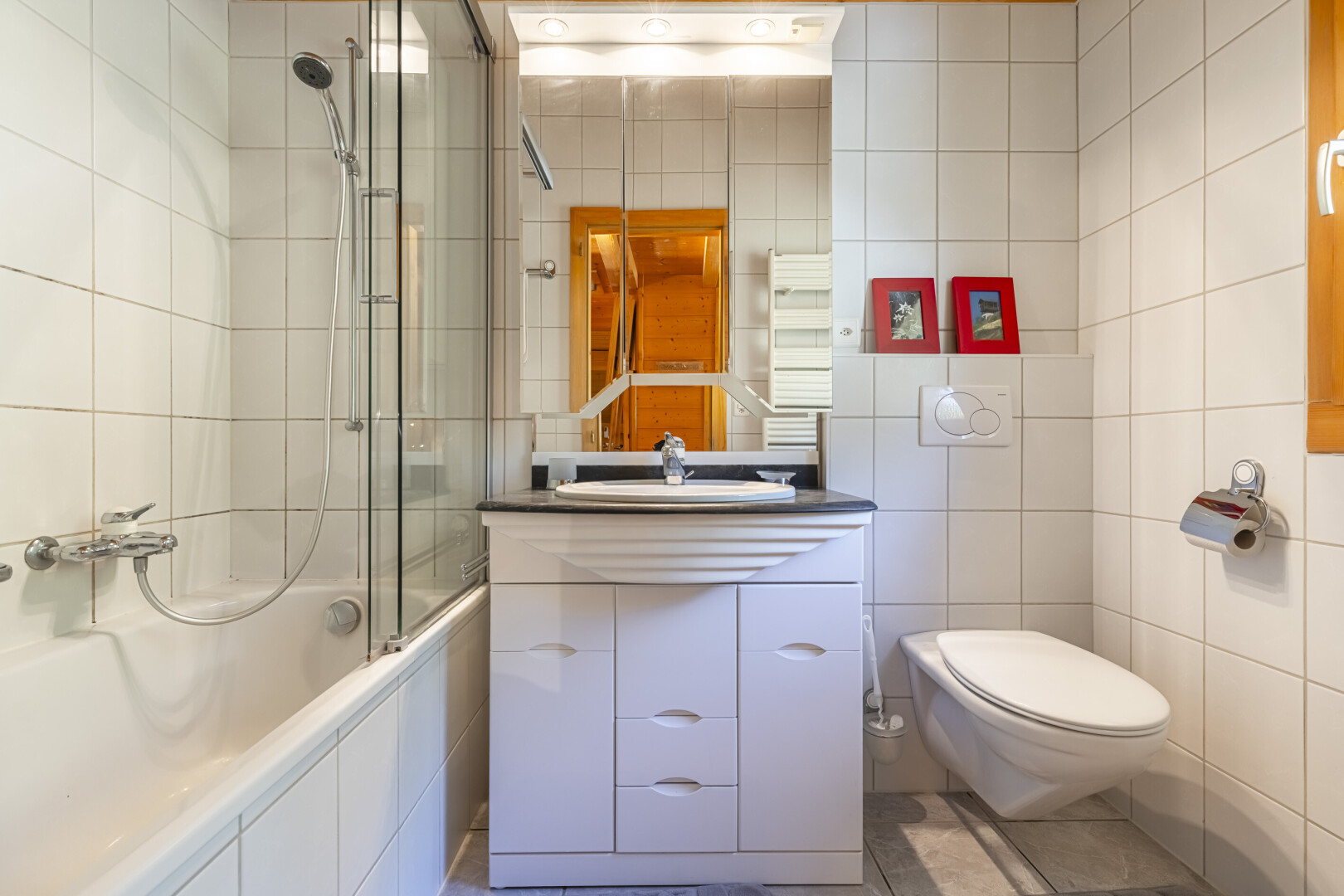 salle de bains avec salle de bain complète, mur en carrelage, tile wall, douche-bain combinés, et sol en carrelage