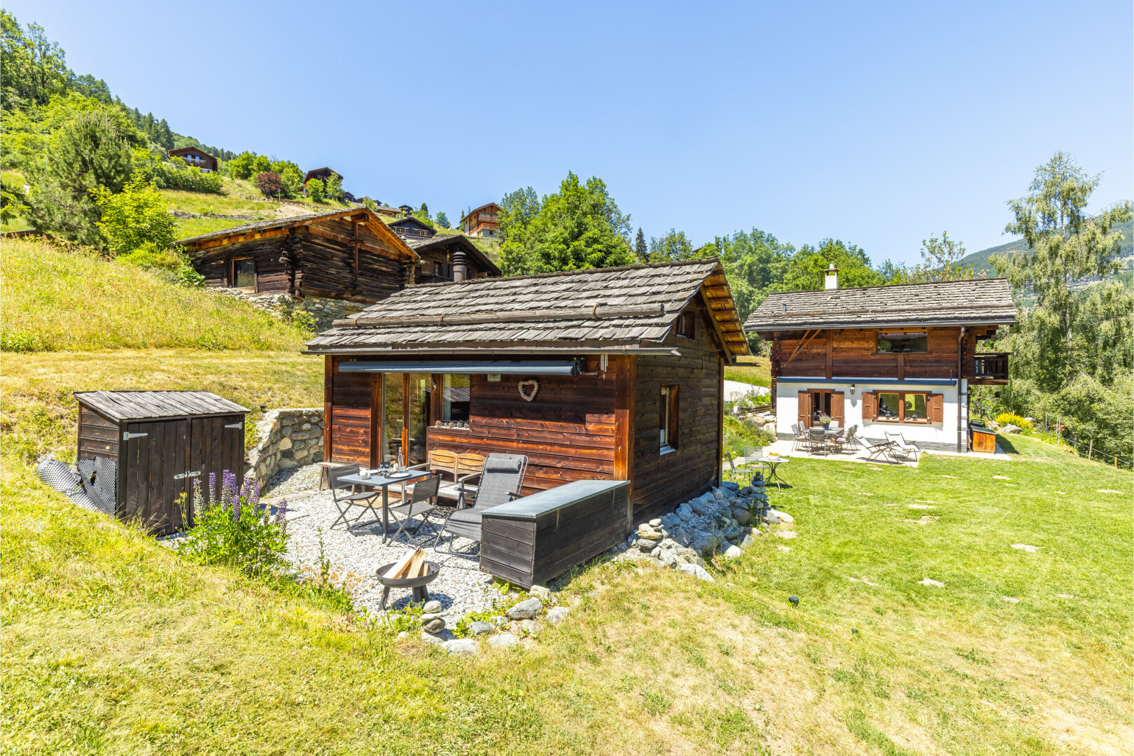 façade avec terrasse, day time, structure extérieure, pelouse, et bardage en bois