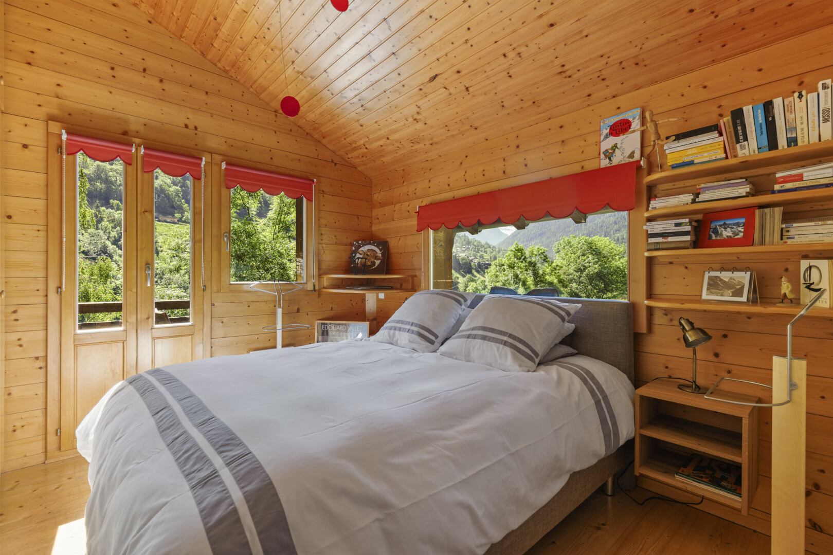 chambre avec accès à l'extérieur, plafond en bois, wood ceiling, sol en finition bois, et wood finish floor
