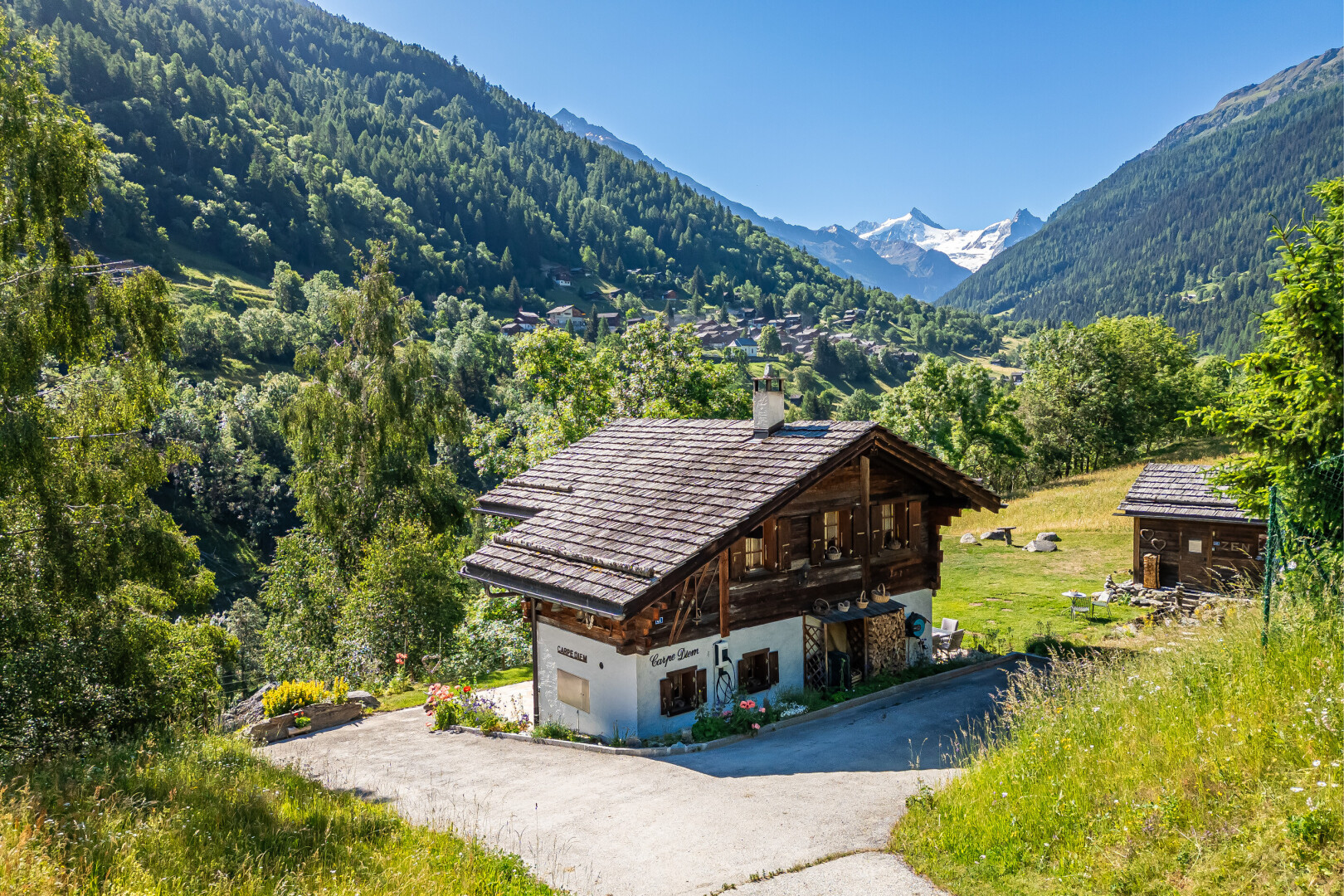 façade avec day time, cheminée, vue sur la montagne, mountain view, et structure extérieure