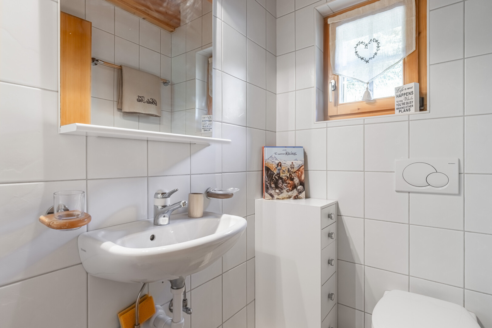 salle de bains avec miroir, mur en carrelage, tile wall, évier, et inside property