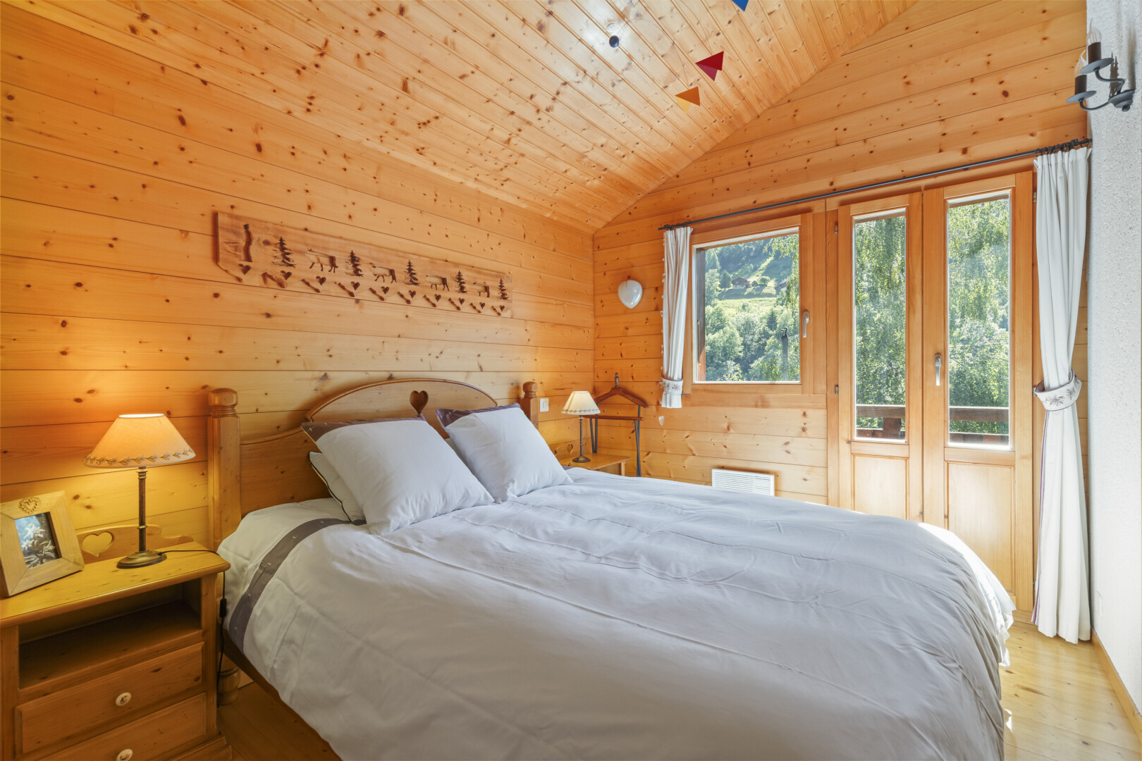 chambre avec plafond en bois, wood ceiling, accès à l'extérieur, inside property, et lumière naturelle