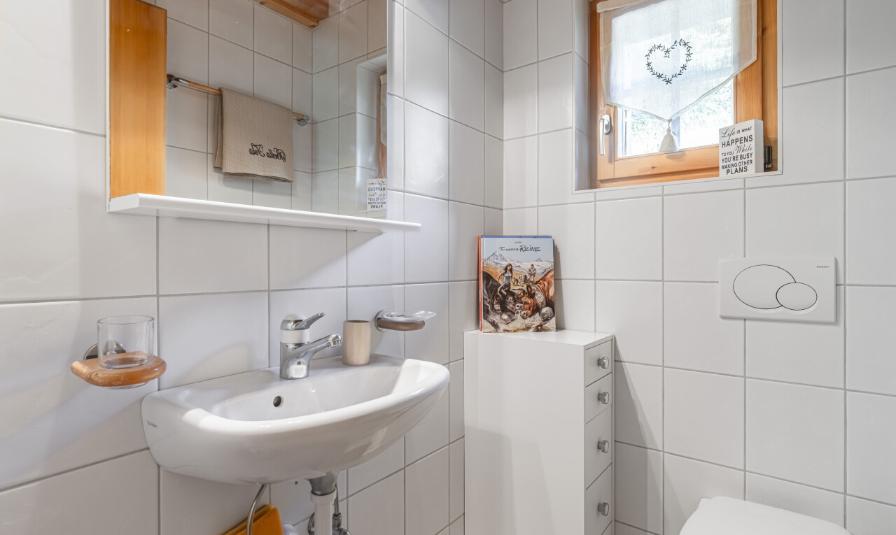 bathroom featuring tile walls and decorative backsplash