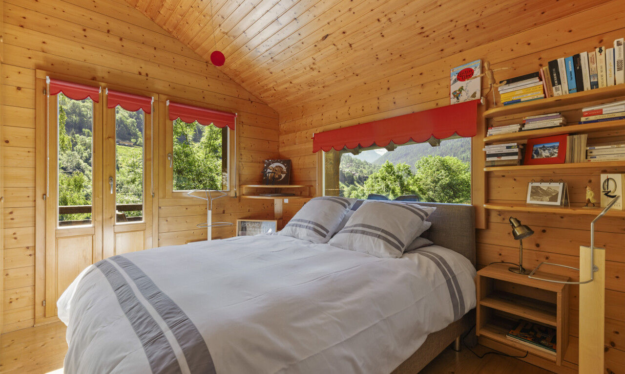chambre avec accès à l'extérieur, plafond en bois, wood ceiling, sol en finition bois, et wood finish floor