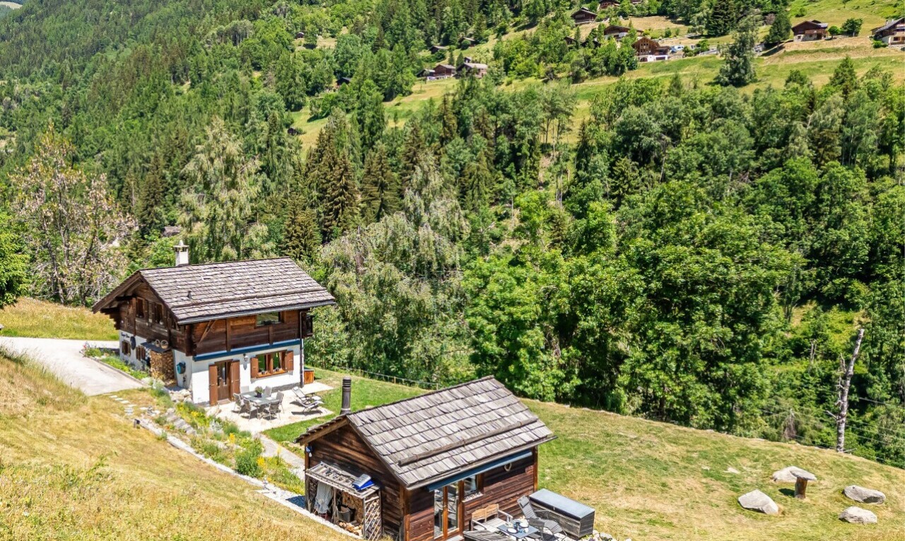 façade avec structure extérieure, forest view, vue sur la forêt, terrasse, et property visible