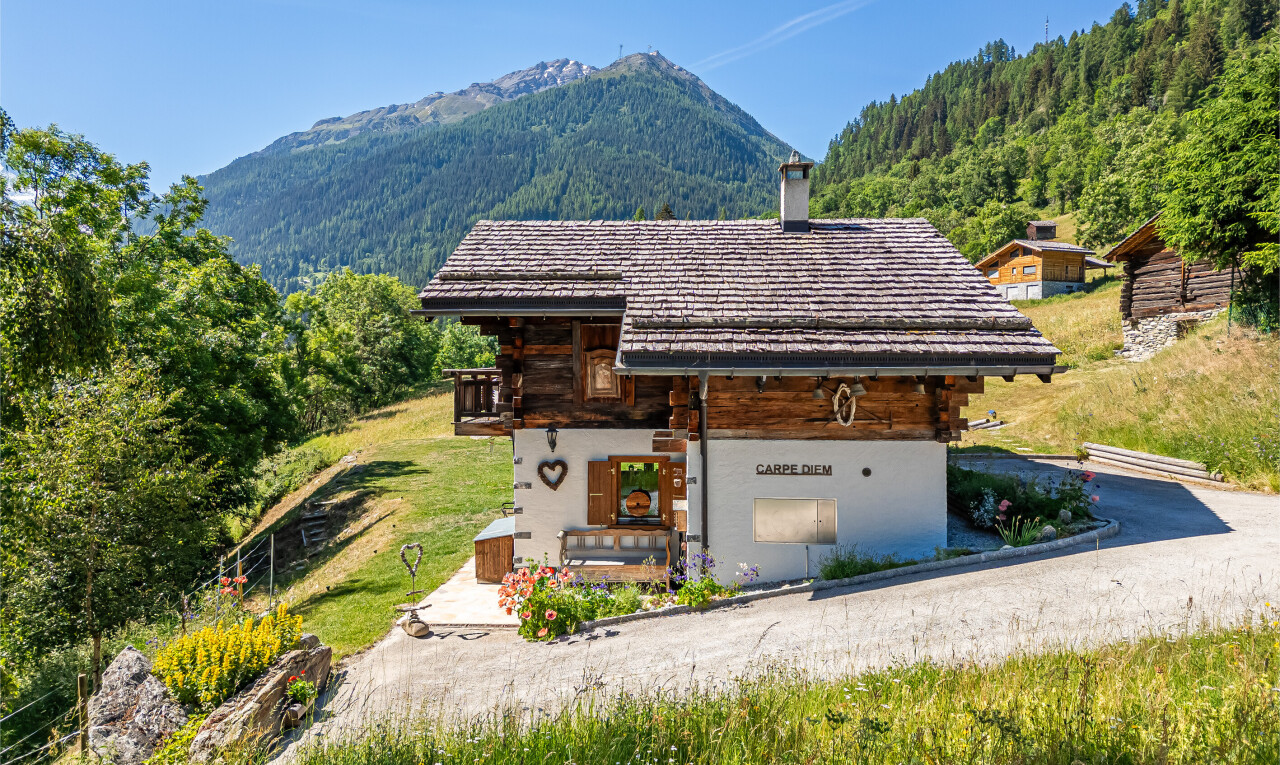 façade avec day time, cheminée, vue sur la montagne, mountain view, et pelouse