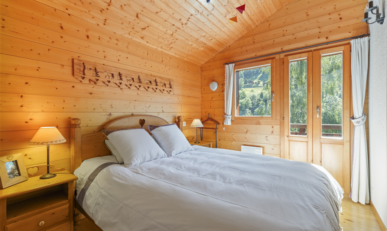 chambre avec plafond en bois, wood ceiling, accès à l'extérieur, inside property, et lumière naturelle