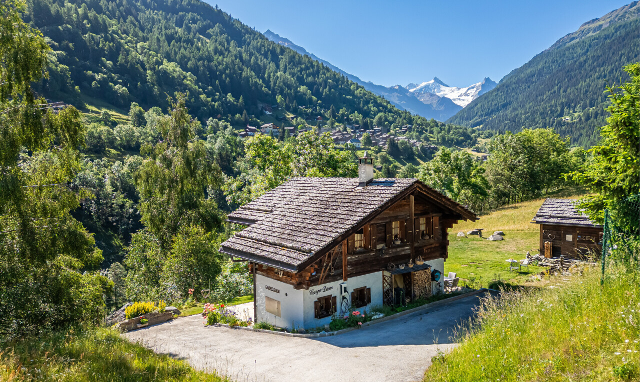 façade avec day time, cheminée, vue sur la montagne, mountain view, et structure extérieure