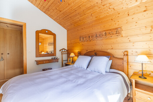 chambre avec cloison sèche, drywall, inside property, plafond voûté, et vaulted ceiling