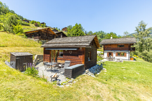 façade avec terrasse, day time, structure extérieure, pelouse, et bardage en bois