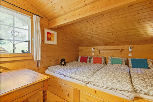 chambre avec mur en bois, wood wall, inside property, plafond en bois, et wood ceiling