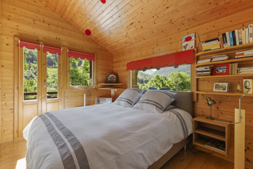 chambre avec accès à l'extérieur, plafond en bois, wood ceiling, sol en finition bois, et wood finish floor