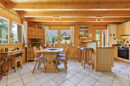 salle à manger avec light floor, inside property, lumière naturelle, natural light, et éclairage sur rail