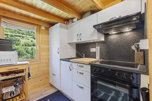 cuisine avec four, armoires blanches, white cabinets, hotte, et mur en bois