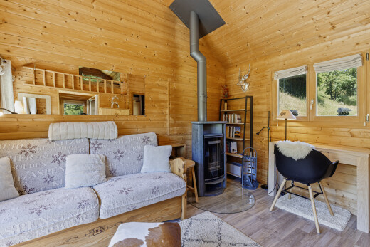 salon avec inside property, mur en bois, wood wall, sol en finition bois, et wood finish floor