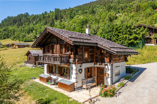 façade avec forest view, vue sur la forêt, cheminée, property visible, et day time