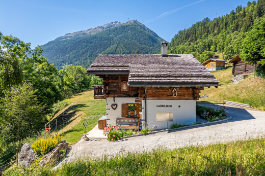 façade avec day time, cheminée, vue sur la montagne, mountain view, et pelouse