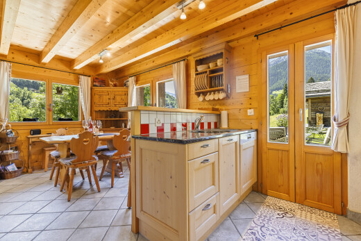 cuisine avec sol en carrelage, tile floor, light floor, dark countertops, et inside property