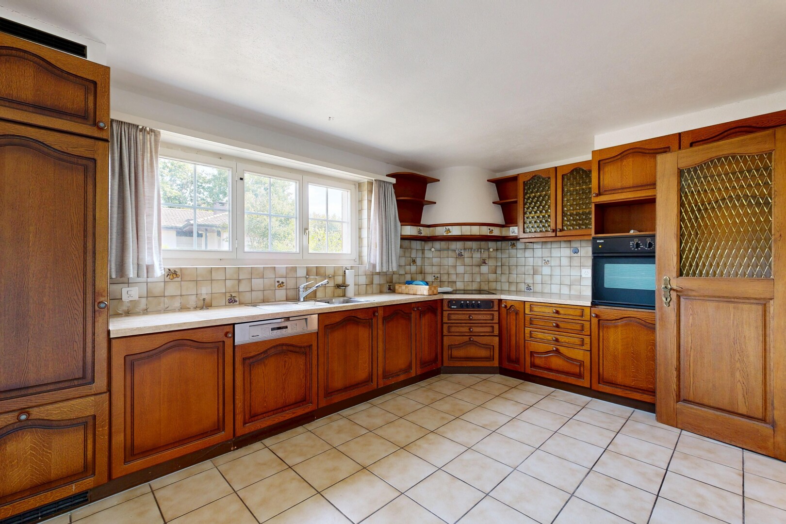 küche mit arched cabinets, bogenförmige schränke, küchenrückwand beim Herd, küchenrückwand beim herd, und light countertops