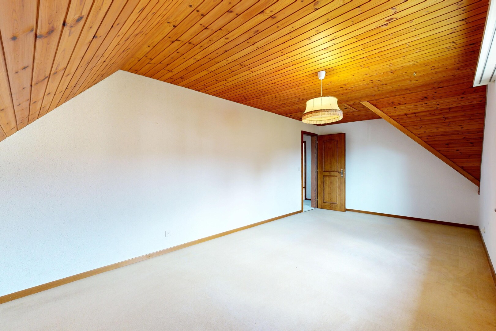 leerer raum mit wood ceiling, holzdecke, vaulted ceiling, dachschräge, und zusätzliches zimmer
