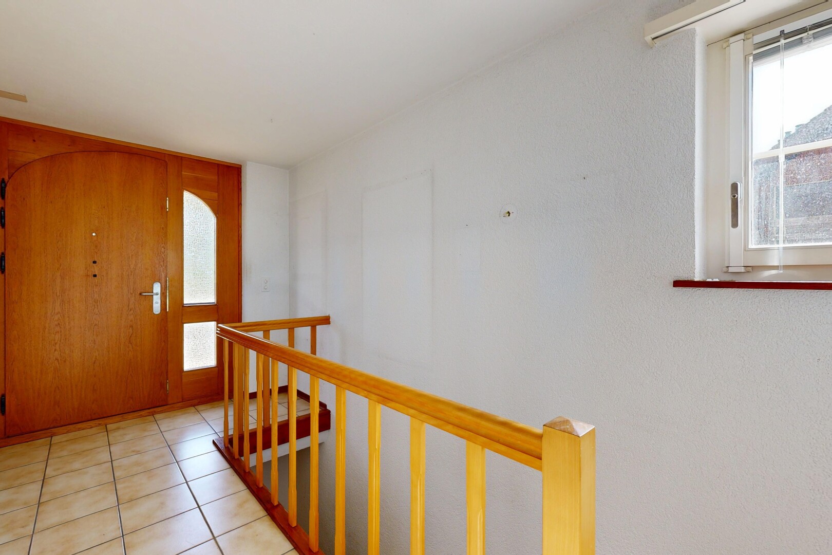 halle / korridor mit treppen, tile floor, fliesenboden, inside property, und natürliches licht