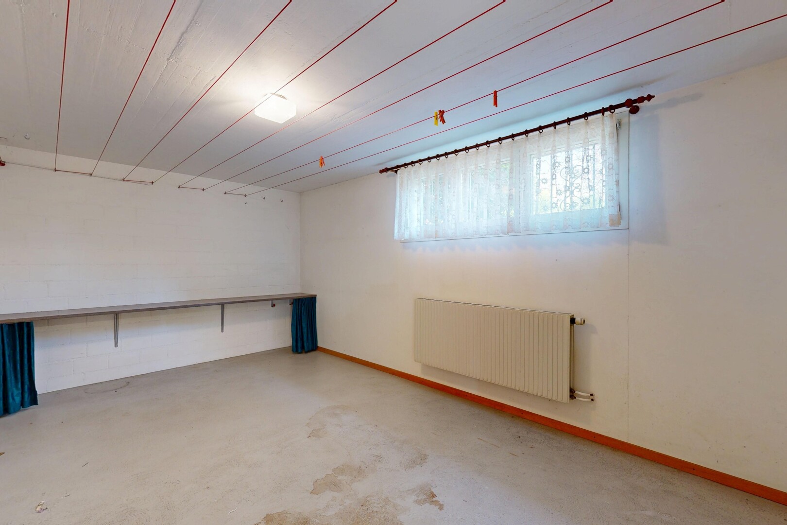 leerer raum mit kühler, inside property, keller, natürliches licht, und betonboden