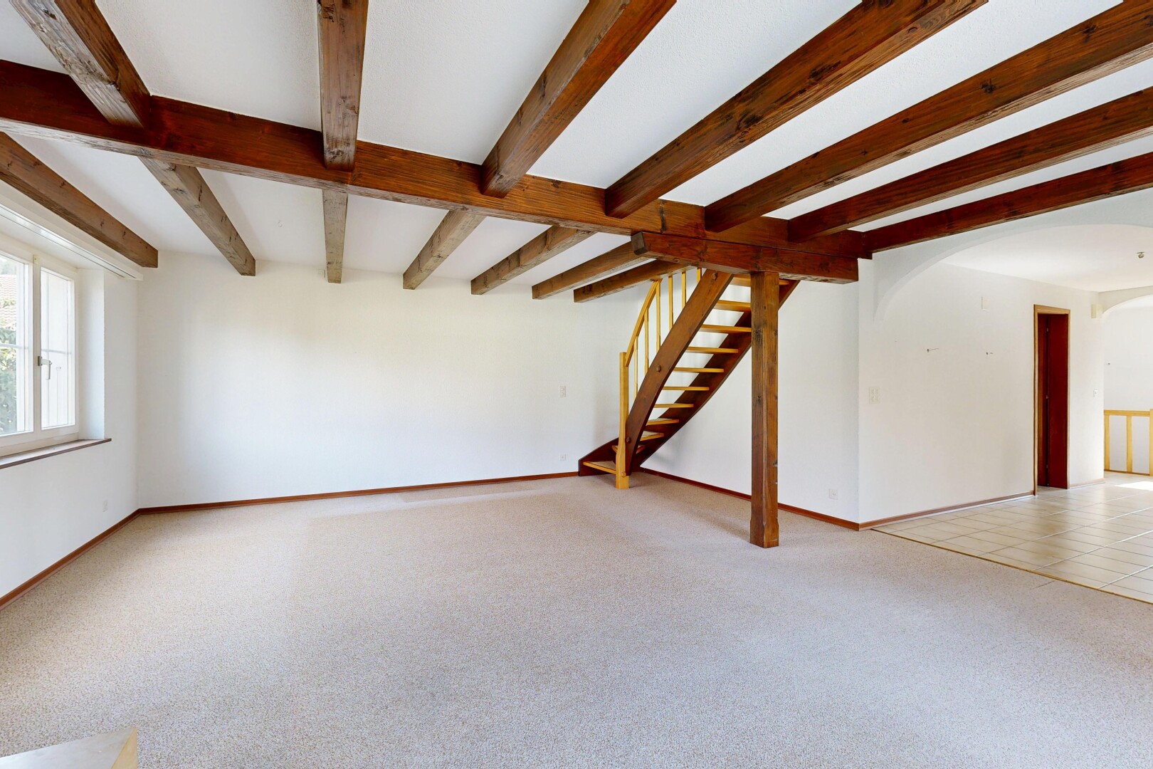 leerer raum mit balkendecke, beamed ceiling, teppich, carpet, und treppen