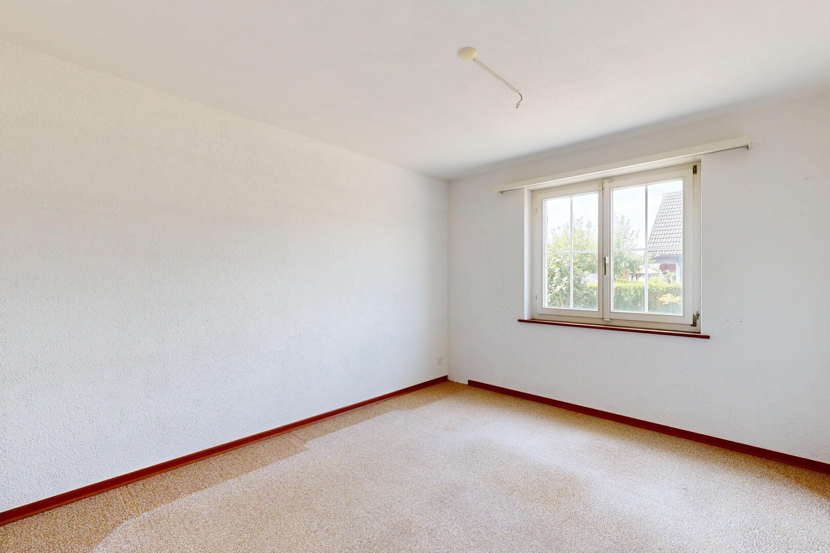leerer raum mit carpet, teppich, baseboards wall, sockelleisten, und inside property