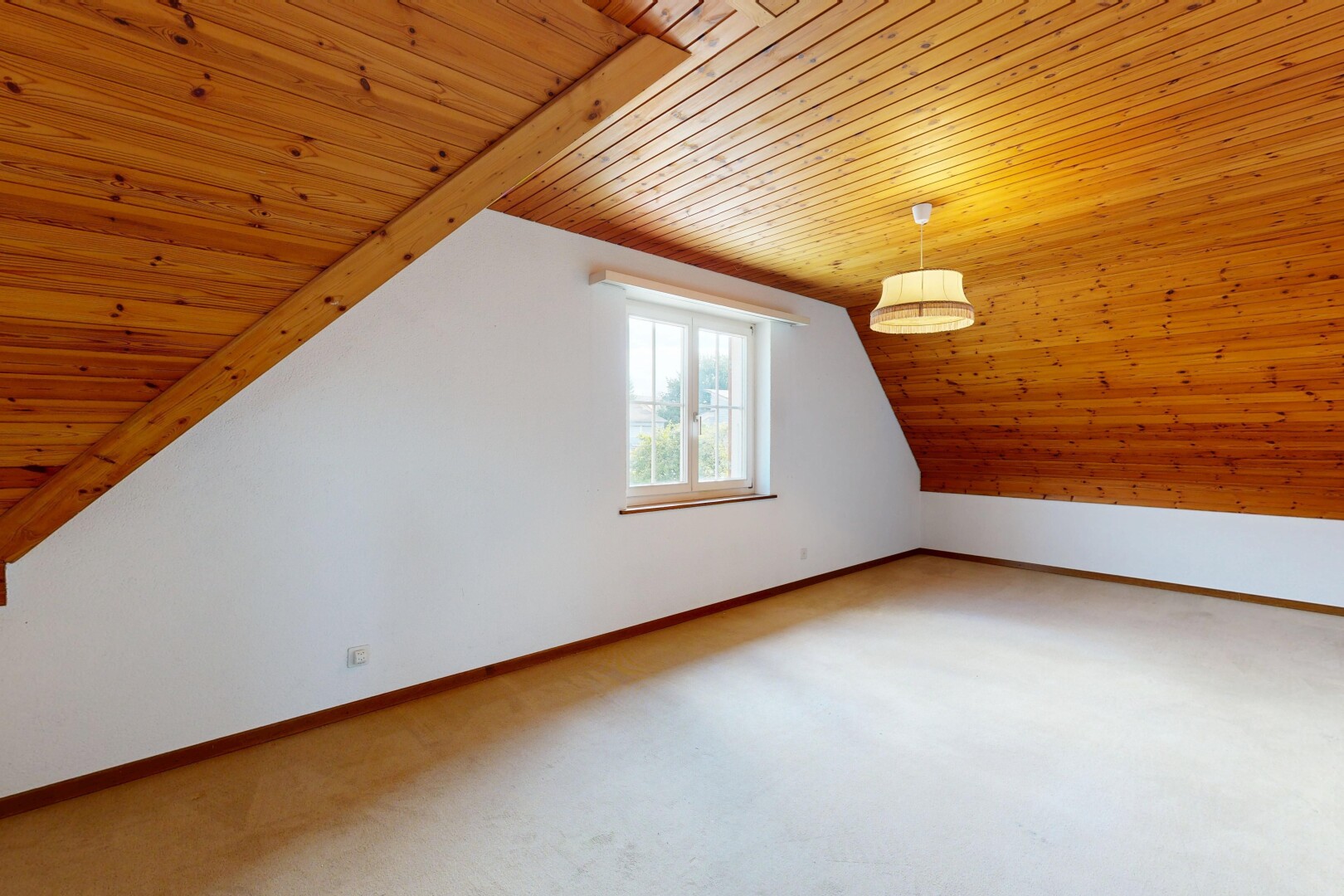 leerer raum mit holzdecke, wood ceiling, sockelleisten, baseboards wall, und zusätzliches zimmer