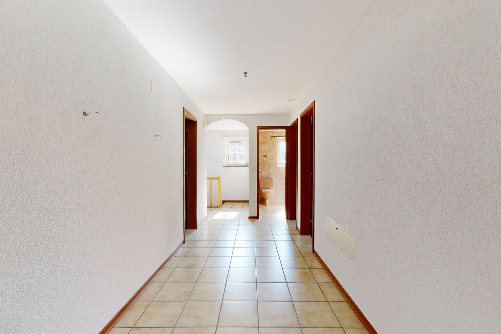 halle / korridor mit inside property, light floor, baseboards wall, sockelleisten, und gewölbte gehwege
