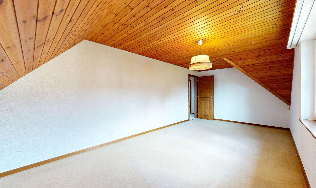 leerer raum mit wood ceiling, holzdecke, vaulted ceiling, dachschräge, und zusätzliches zimmer