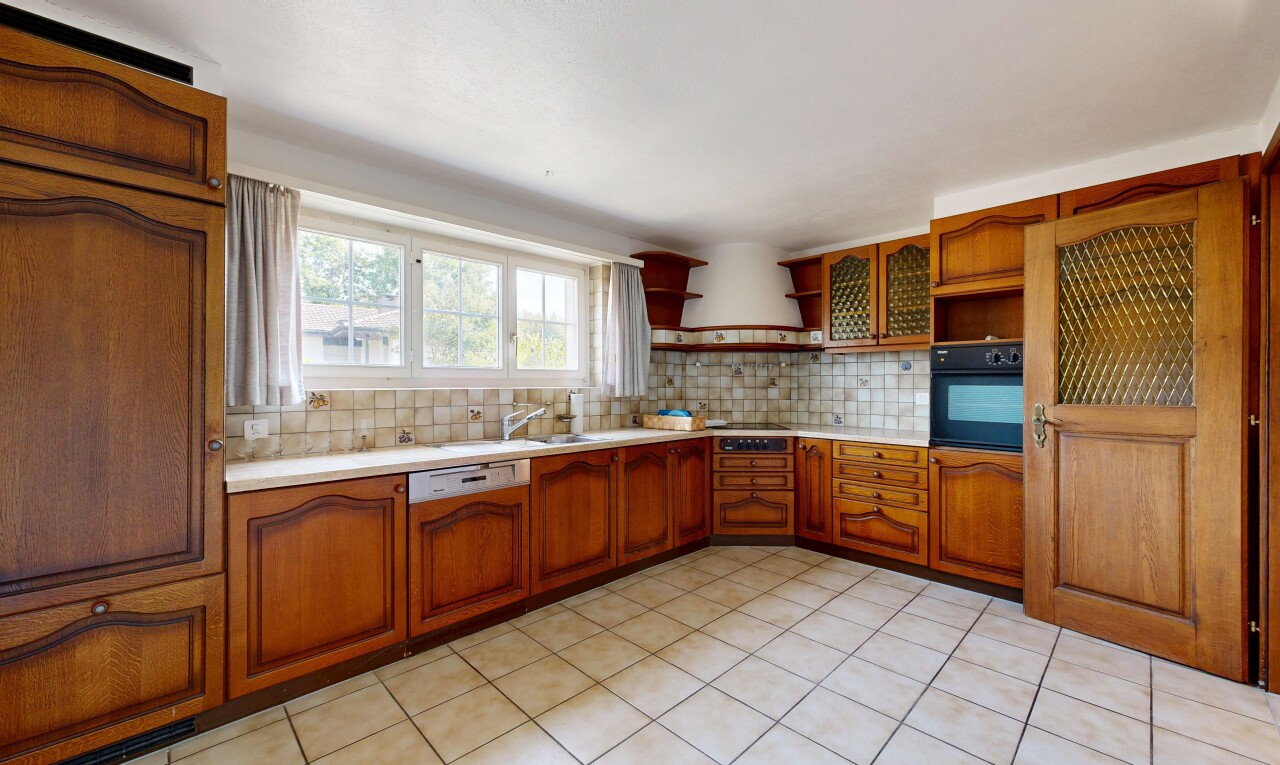 küche mit arched cabinets, bogenförmige schränke, küchenrückwand beim Herd, küchenrückwand beim herd, und light countertops