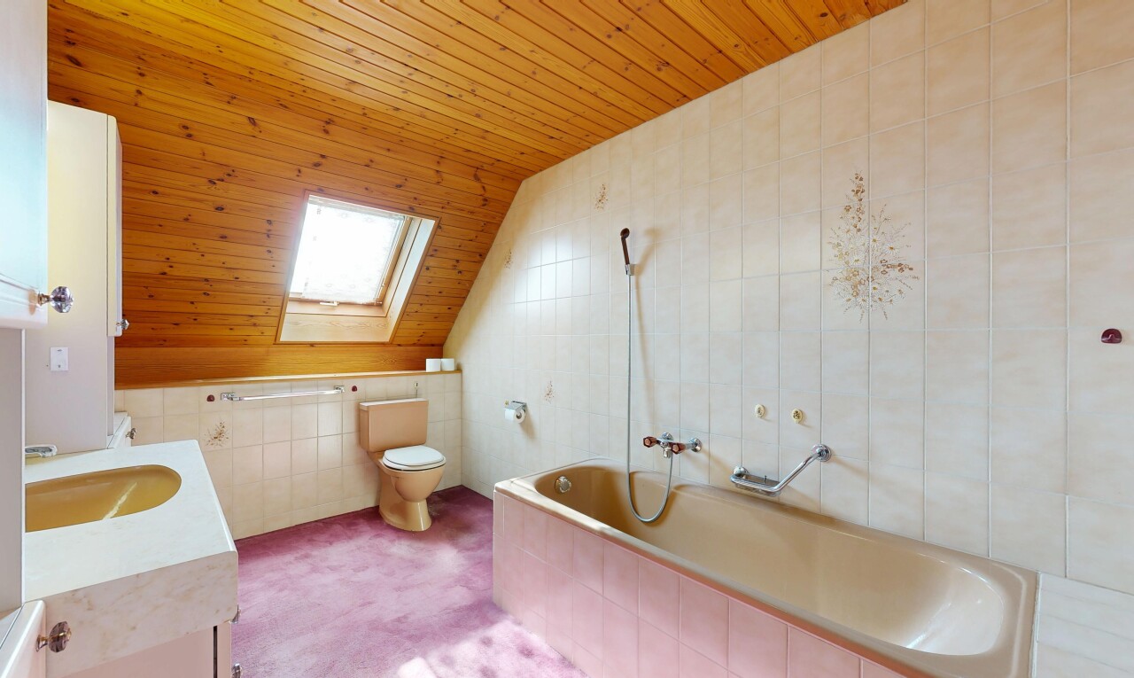 bad mit wood ceiling, holzdecke, komplettes badezimmer, toilette, und schminktisch