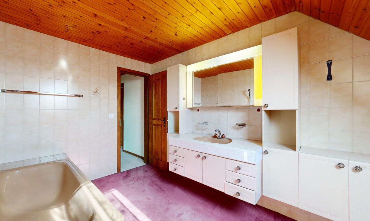 bad mit tile wall, fliesenwand, komplettes badezimmer, wood ceiling, und holzdecke