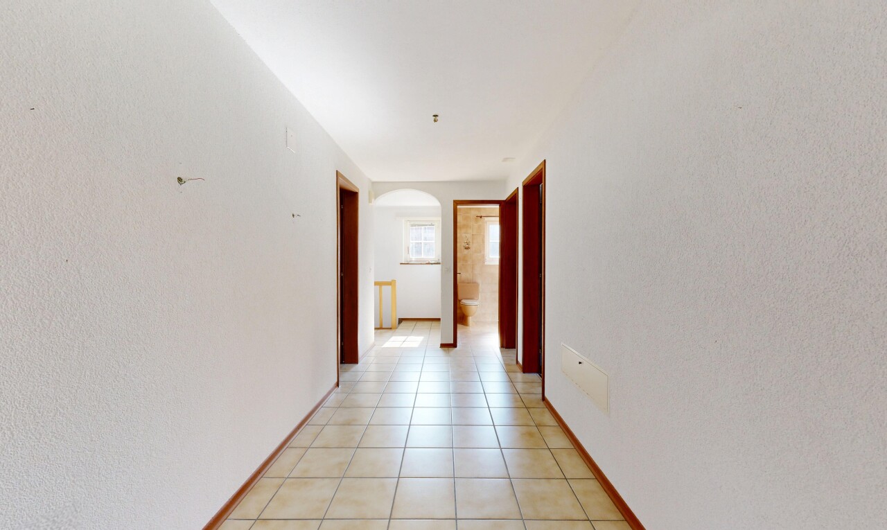 halle / korridor mit inside property, light floor, baseboards wall, sockelleisten, und gewölbte gehwege