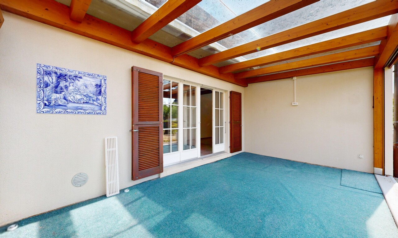 leerer raum mit balkendecke, beamed ceiling, gipskartonwand, und drywall