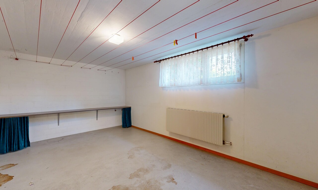 leerer raum mit kühler, inside property, keller, natürliches licht, und betonboden