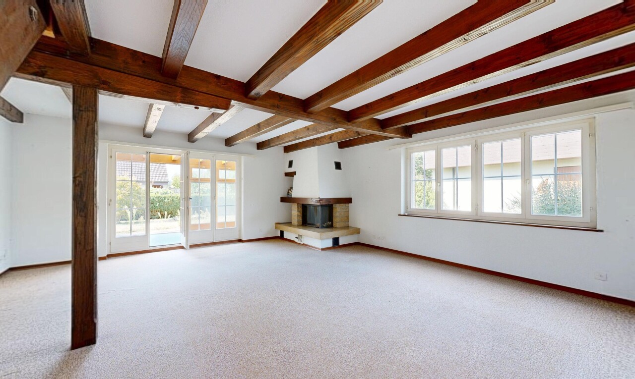 wohnzimmer mit beamed ceiling, balkendecke, high end ceiling, carpet, und teppich