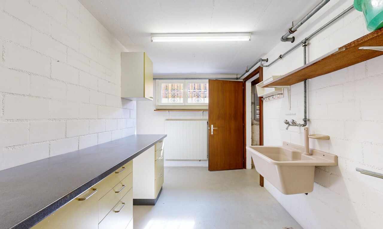 küche mit waschbecken, light floor, kühler, dark countertops, und arbeitsplatten