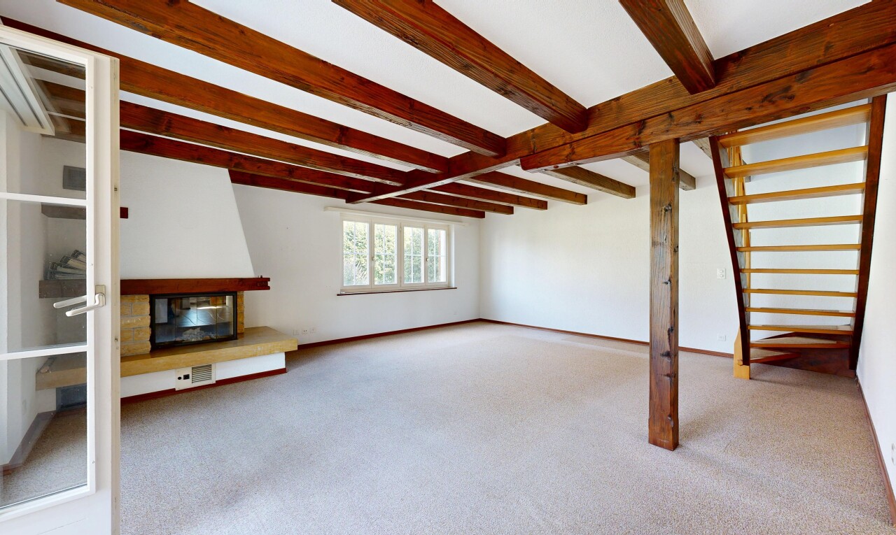 wohnzimmer mit beamed ceiling, balkendecke, high end ceiling, drywall, und gipskartonwand