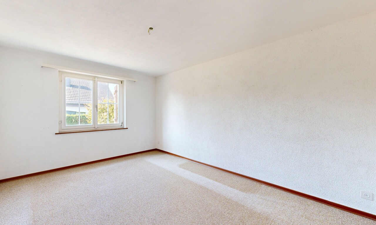 leerer raum mit carpet, teppich, inside property, baseboards wall, und sockelleisten