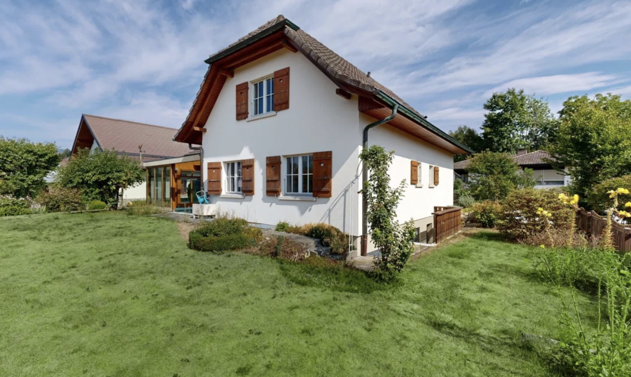 außenansicht mit property visible, rasen, from property, day time, und stuckverkleidung