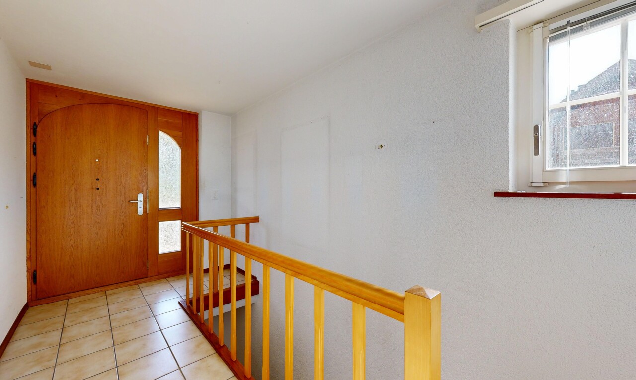 halle / korridor mit treppen, tile floor, fliesenboden, inside property, und natürliches licht