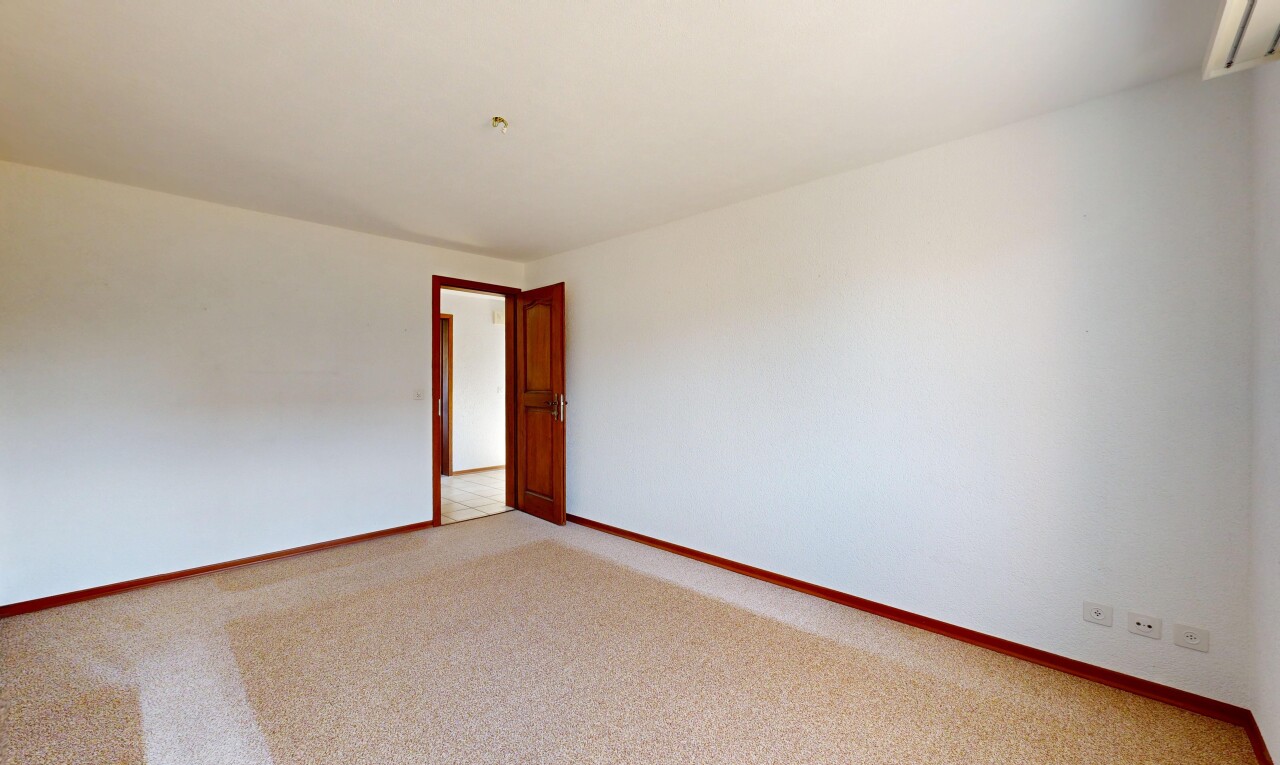 leerer raum mit gipskartonwand, drywall, teppich, carpet, und sockelleisten