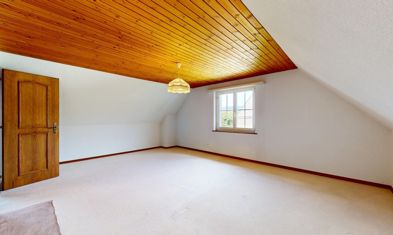 leerer raum mit sockelleisten, baseboards wall, zusätzliches zimmer, natürliches licht, und dachschräge