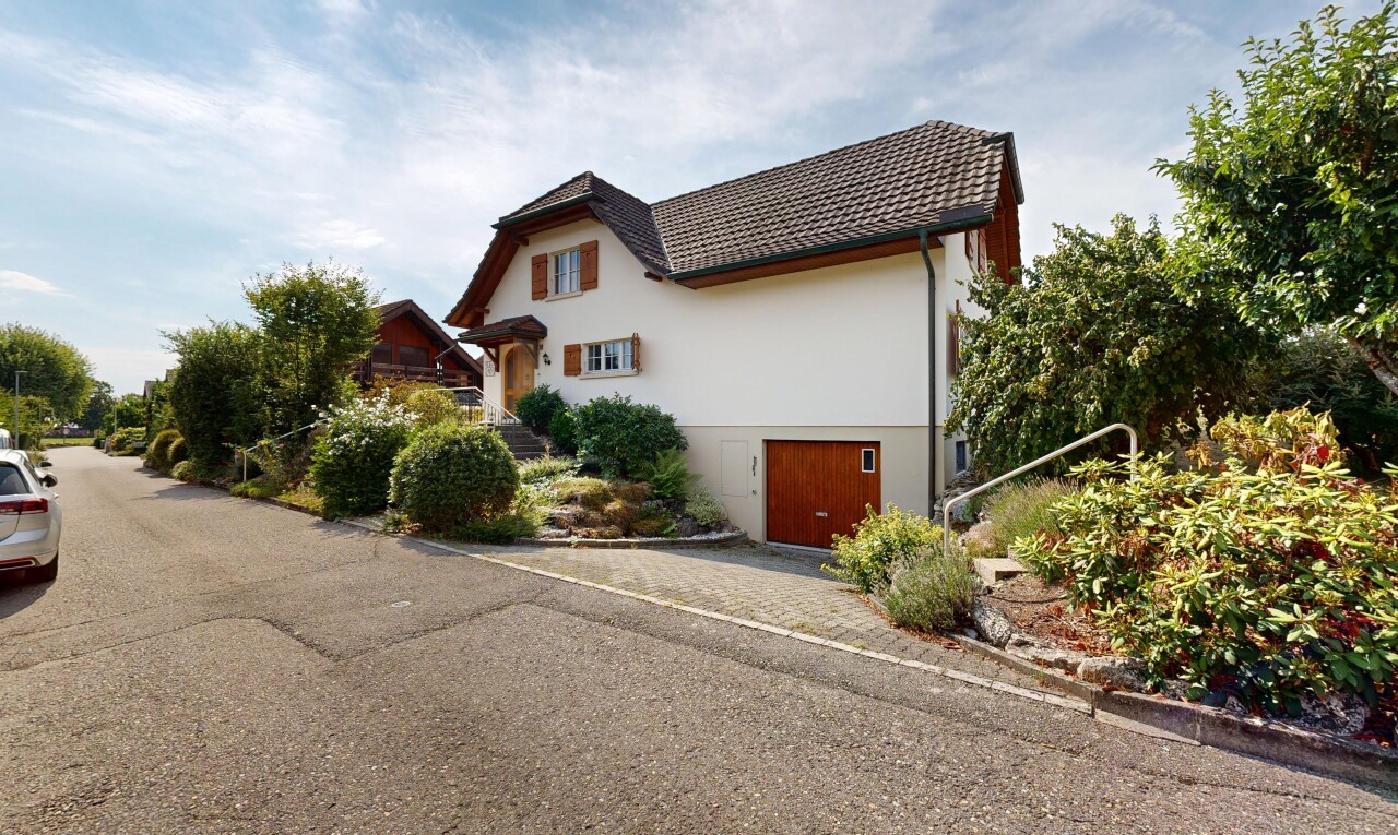 außenansicht mit ziegeldach, eingebaute garage, day time, property visible, und stuckverkleidung